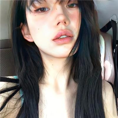 当她换上泳衣